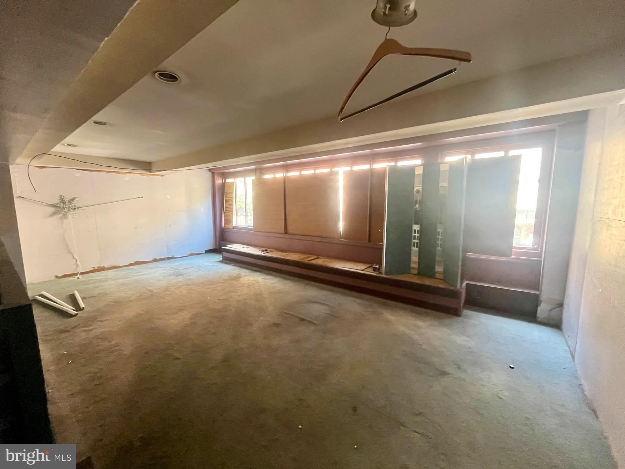 DOWNTOWN - Commercial Sale