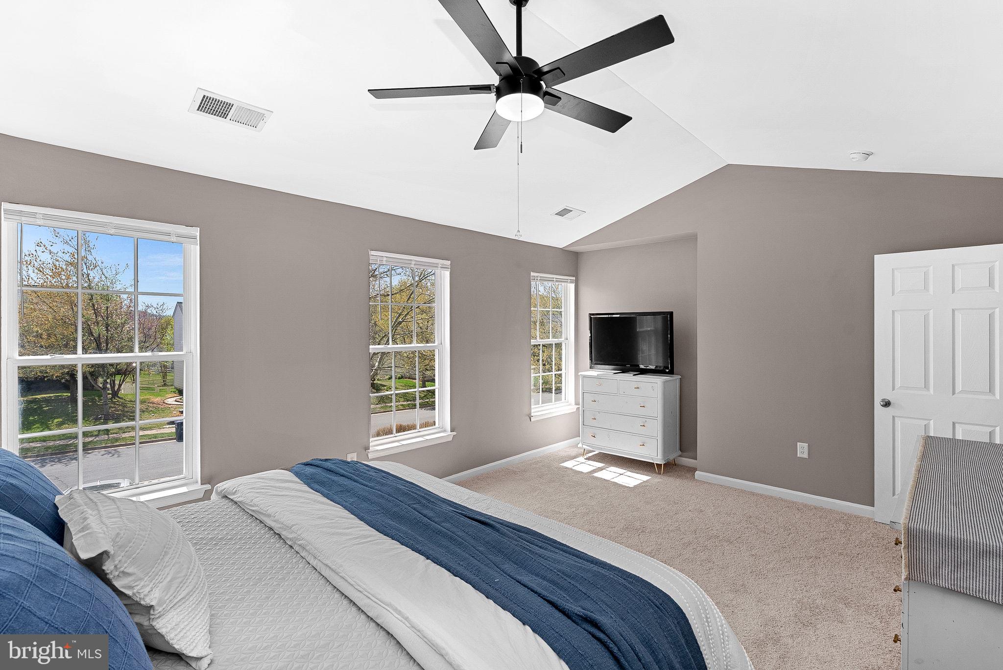 ROUND HILL - Residential