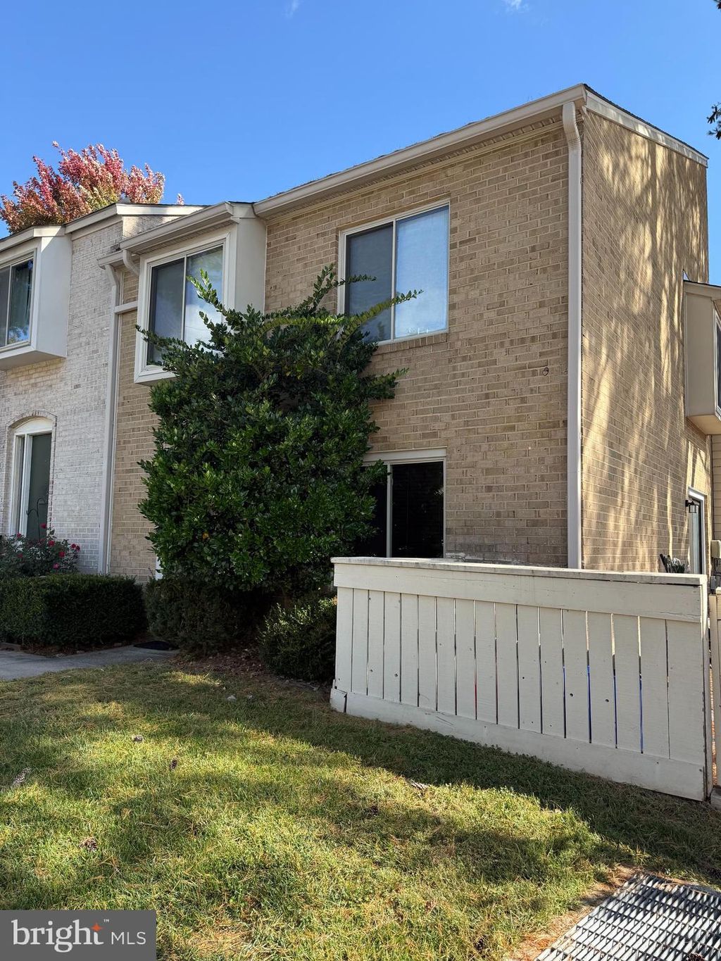 Photo of 10289 Ridgeline Drive, GAITHERSBURG, MD 20886 (MLS # MDMC2203944)