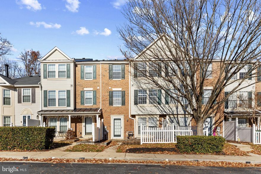 3BR/2BA townhouse in Nottingham. Huge primary bedroom with ensuite and walk in closet. Open living area off well appointed kitchen. Off street parking. Front patio. Washer and dryer in unit. 

650 Minimum credit score
3x monthly income to rent
Pets case by case
$40 application fee