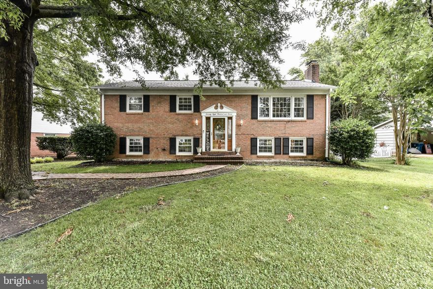 Lovely 4BR, 2BA home on cul-de-sac lot in Alexandria's popular Hayfield Farm*Neutral paint tones, recessed lighting, hardwood floors & lots of natural sunlight throughout the entire main level*Spacious living room with fireplace & dining room with chair rail*Renovated kitchen with ample cabinetry space, granite counters, stainless steel appliances & tiled floors*Nicely sized bedrooms*Bathrooms updated with newer modern vanities & tiled showers & floors*Lower level fully finished basement with large rec room & brick hearth fireplace*Fantastic screened in porch overlooking large level lot, perfect for entertaining beautiful private backyard*Walking distance to school*Ideally located just a short drive to the Van Dorn & Huntington Metro, all commuter routes, Wegmans & the Kingstowne & Springfield Town Centers*Short commute to major commuter routes, Fort Belvoir, Coast Guard, Old Town & DC*

*Available for lease 8.5.21*