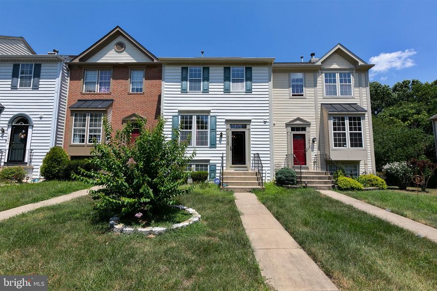 Gorgeous well maintained townhouse in golf course community; hardwood floors; separate Living Room/Dining Room, master bedroom w/ vaulted ceilings, master bath w/soaking tub & sep. shower.  Bring your pickiest client, you will not be disappointed.