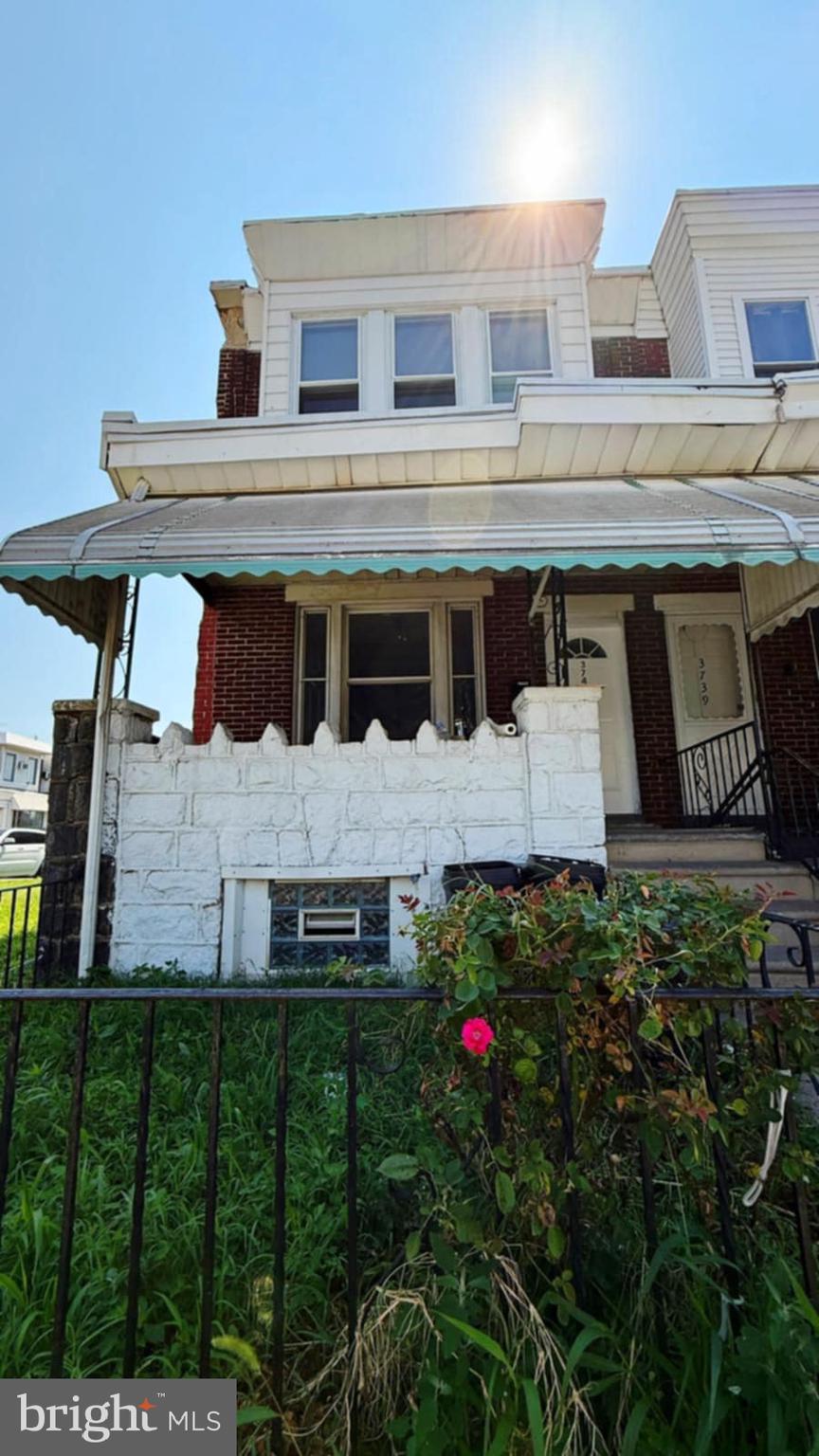 End unit townhouse on quiet street. 3 bedrooms 1.5 bath, basement, porch ,backyard. New flooring, fresh paint, Updated bathroom, new water heater. Perfect for investors or new family house. close to public transportation, I-95, shopping malls and more.