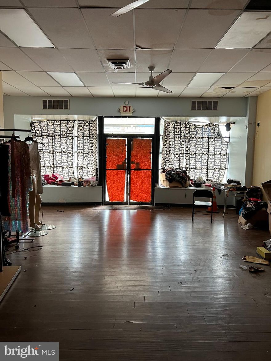 Commercial Space for Sale – Former Beauty Salon | Prime Location
Opportunity knocks! This versatile commercial unit, formerly a beauty salon, is ready for its next
chapter. Located in a thriving commercial district, this space offers excellent visibility and foot
traffic—perfect for entrepreneurs, investors, or business owners.
Property Highlights:
 Previously operated as a beauty salon
 Flexible layout suitable for retail, office, or service-based business
 Situated in a busy commercial corridor with nearby shops and amenities
Important Viewing Notes:
 Prior to any site visit a release must be signed as property is vacant and without utilities.
 Electricity is currently off—please bring a flashlight and wear appropriate clothing for
your visit.
This is a great chance to own a solid unit in a high-demand area. Whether you're starting fresh
or expanding your portfolio, this property is ready.