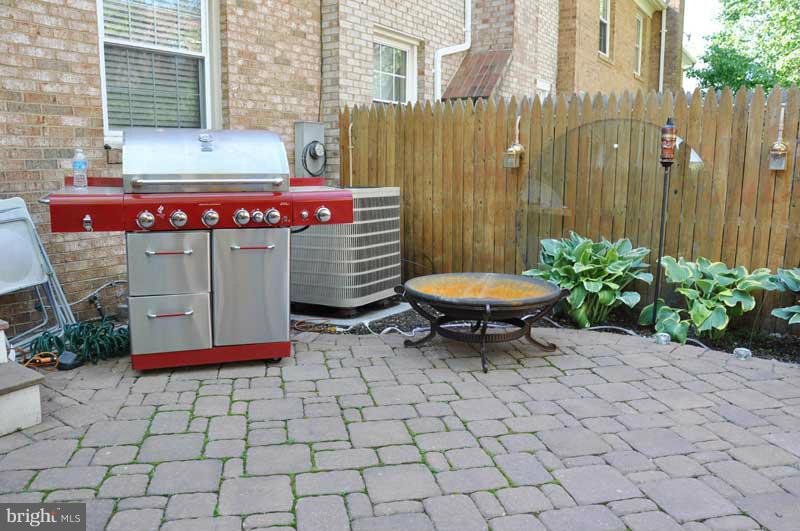 LEEWOOD - Residential Lease