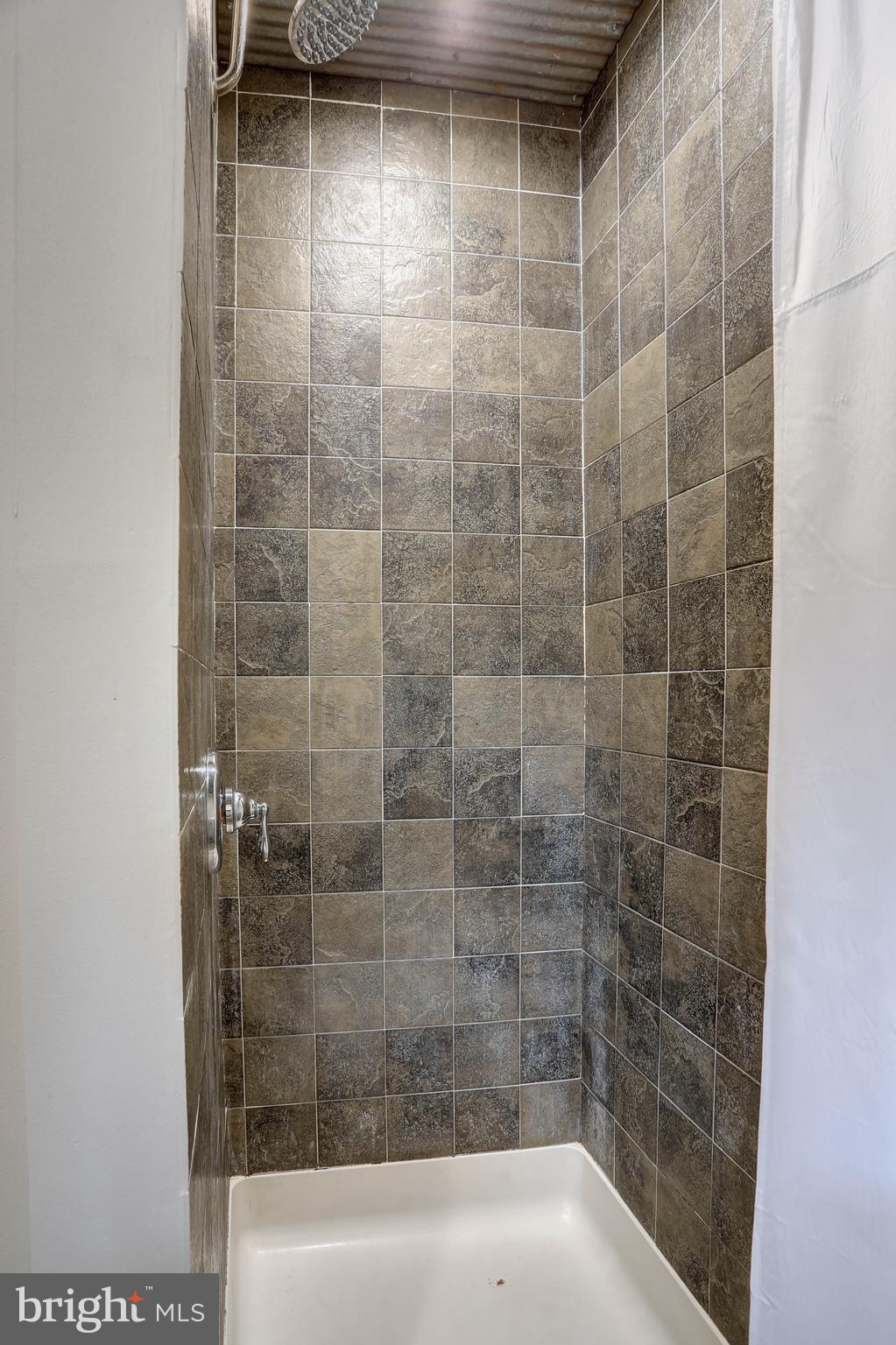 FAIRWAY HILLS - Residential Lease