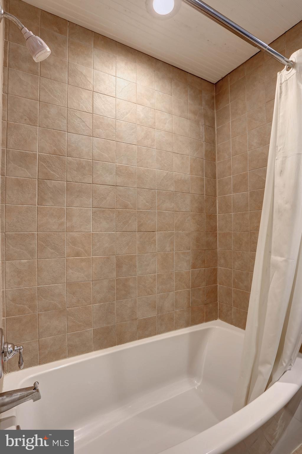 FAIRWAY HILLS - Residential Lease