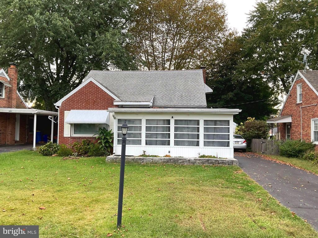 Photo of 240 Edgewood Road, YORK, PA 17402 (MLS # PAYK2090940)