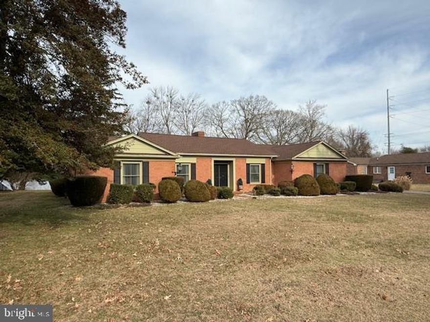 Waterfront 3BR 2 1/2 Bath brick home overlooking Milford's Haven Lake; the largest of 3 lakes nr Milford.
Custom  2200SF+ brick Rancher with 2  Fireplaces. Lake views from LR, Den, Kitchen, & primary BR.
Partial basement for storage. Attached 2 Car side entry garage. Large Screened Porch lakeside!
Primary bedroom has two closets with built-ins. Dining room with credenza .
Spring is coming! Start planning your move!