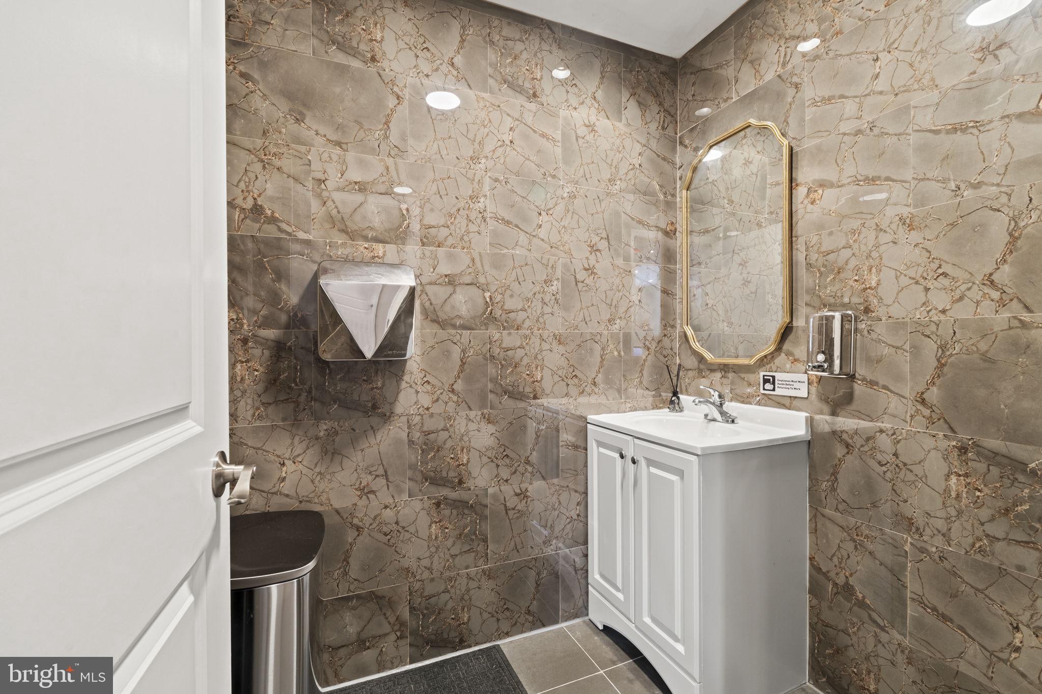 PASSYUNK SQUARE - Commercial Sale