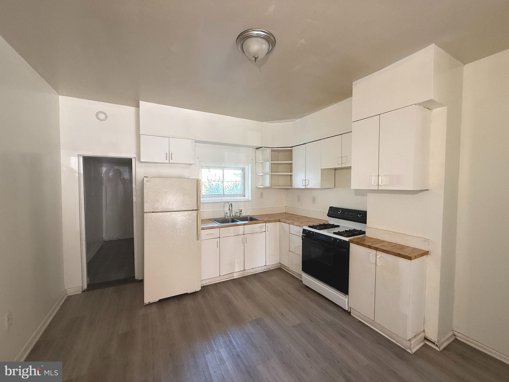 3236 E LOMBARD STREET