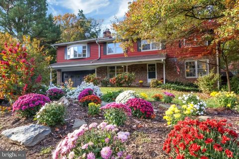 Photo of 16520 Grande Vista Drive, ROCKVILLE, MD 20855 (MLS # MDMC2208078)