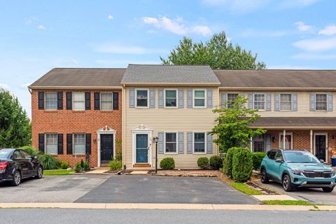 Townhouse For Sale - 20 Foxfield Lane<br/> ELIZABETHTOWN, PA 17022