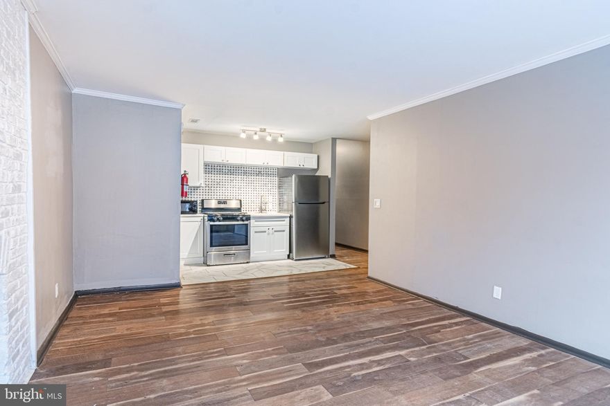 ***HISTORIC FELLS POINT - 1 BLOCK FROM WATER & BROADWAY MARKET***

Newly renovated 2 bedroom / 1 bath apartment located on Aliceanna Street, one block from the water and one block from Broadway Market. Features open floorplan, wood floors throughout, central AC, washer dryer, dishwasher, and stainless steel appliances. Building offers shared brick courtyard at the rear.