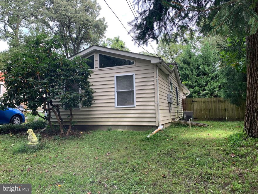 Warm & cozy in this adorable cottage by the Severn River. Cathedral ceilings in both living & master bedroom add to the charm. Lovely wood flooring & contemporary floor plan in the built-in cases in living room. Create your favorite recipes in kitchen with stainless appliances, island & breakfast bar. Updated bath & full sized washer & dryer. Master bedroom with nooks for furniture & slider to rear screened porch. Comm unity beach, ramp, playground