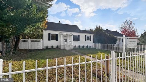 Photo of 6705 Larkspur Road, SUITLAND, MD 20746 (MLS # MDPG2180170)