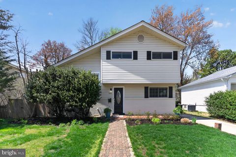 Photo of 7007 Lemay Road, ROCKVILLE, MD 20851 (MLS # MDMC2227716)