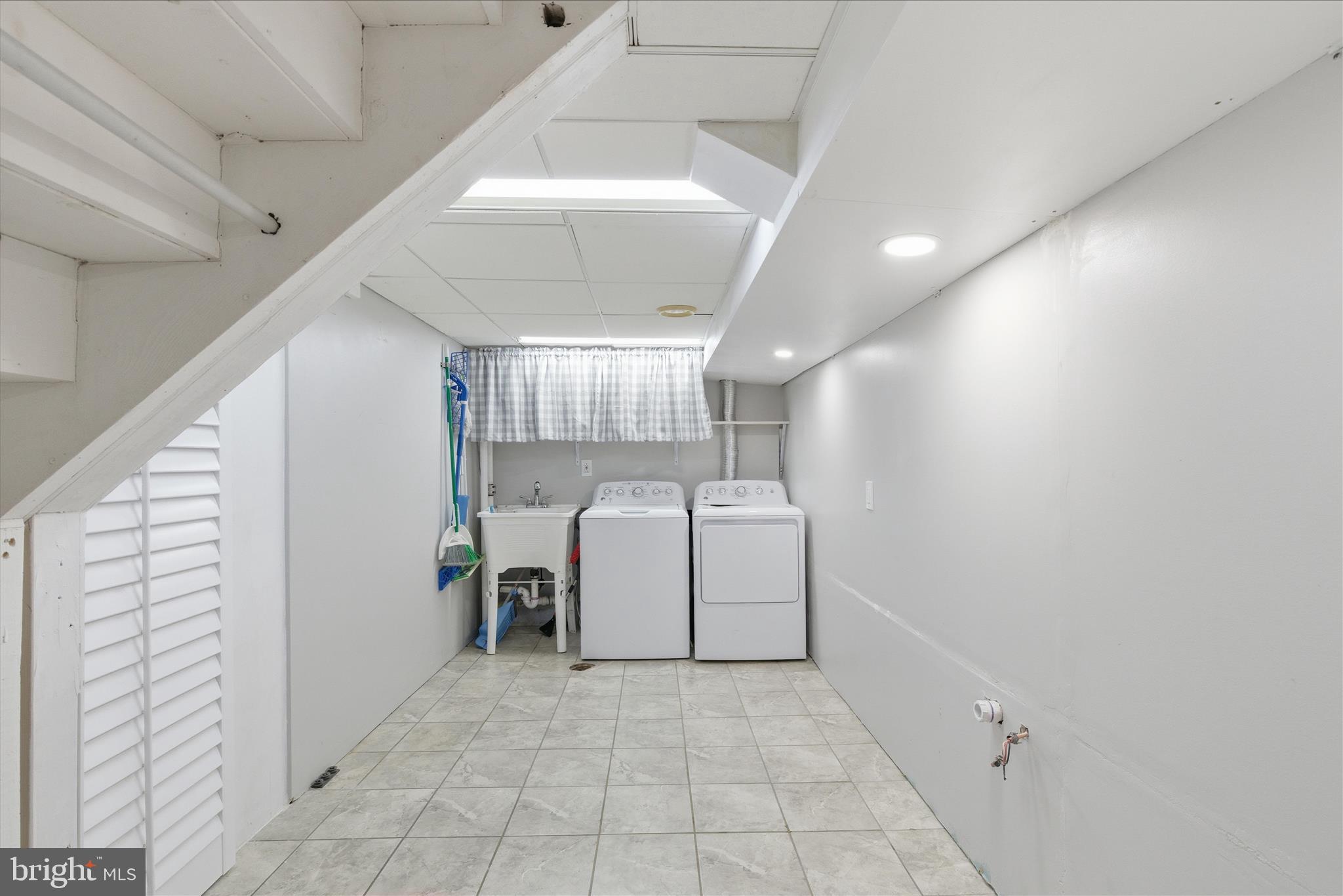 DONNA LEE GARDENS - Residential Lease