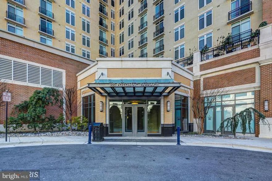 GORGEOUS! 1 BRM WITH A DEN PLUS 1 FULL AND 1 HALF BATH. GOURMET KIT.  GRANITE&STAINLESS STEEL APPLIANCES,HARDWOOD FLOORING,PARKING SPACE & STORAGE UNIT. AMENITIES INCLUDE: ROOFTOP POOL & PAVILION AREA,COMMUNITY RM,FITNESS CENTER,WALKING TRAILS,MARINA PRIVILEGES,OUTDOOR CONCERTS,SHOPS,RESTAURANTS,NIGHTCLUBS, MGM CASINO! MINUTES FR OLD TOWN & D.C.