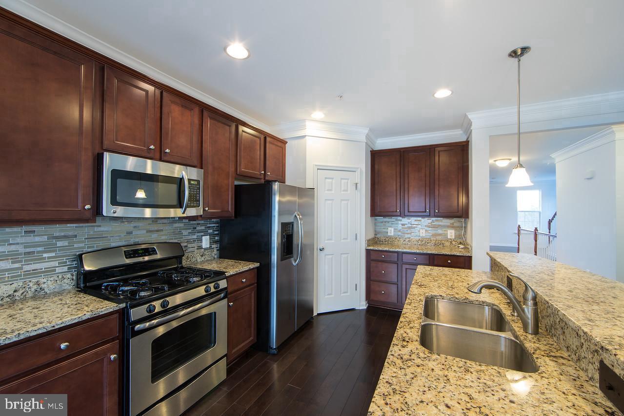 RESIDENCES AT DULLES PRK - Residential Lease