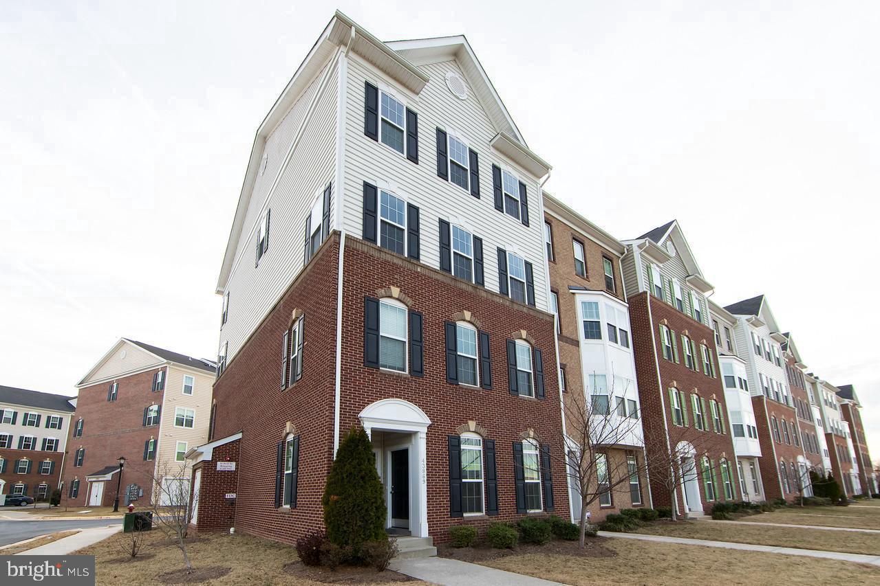 RESIDENCES AT DULLES PRK - Residential Lease