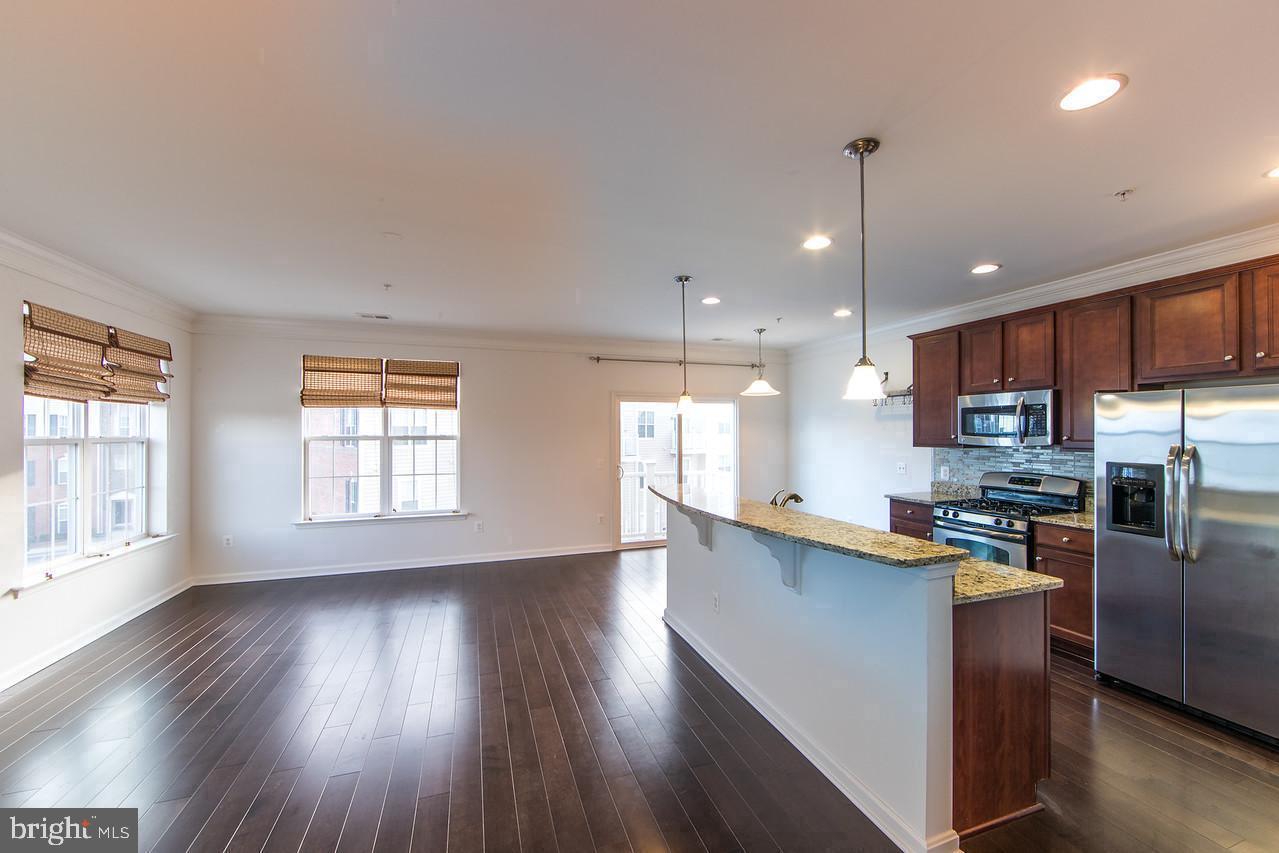 RESIDENCES AT DULLES PRK - Residential Lease