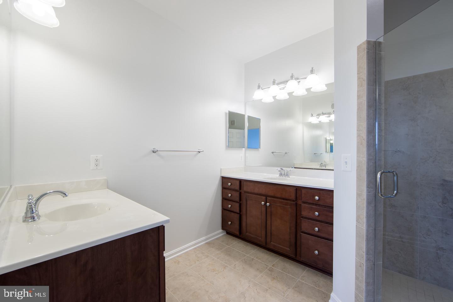 RESIDENCES AT DULLES PRK - Residential Lease