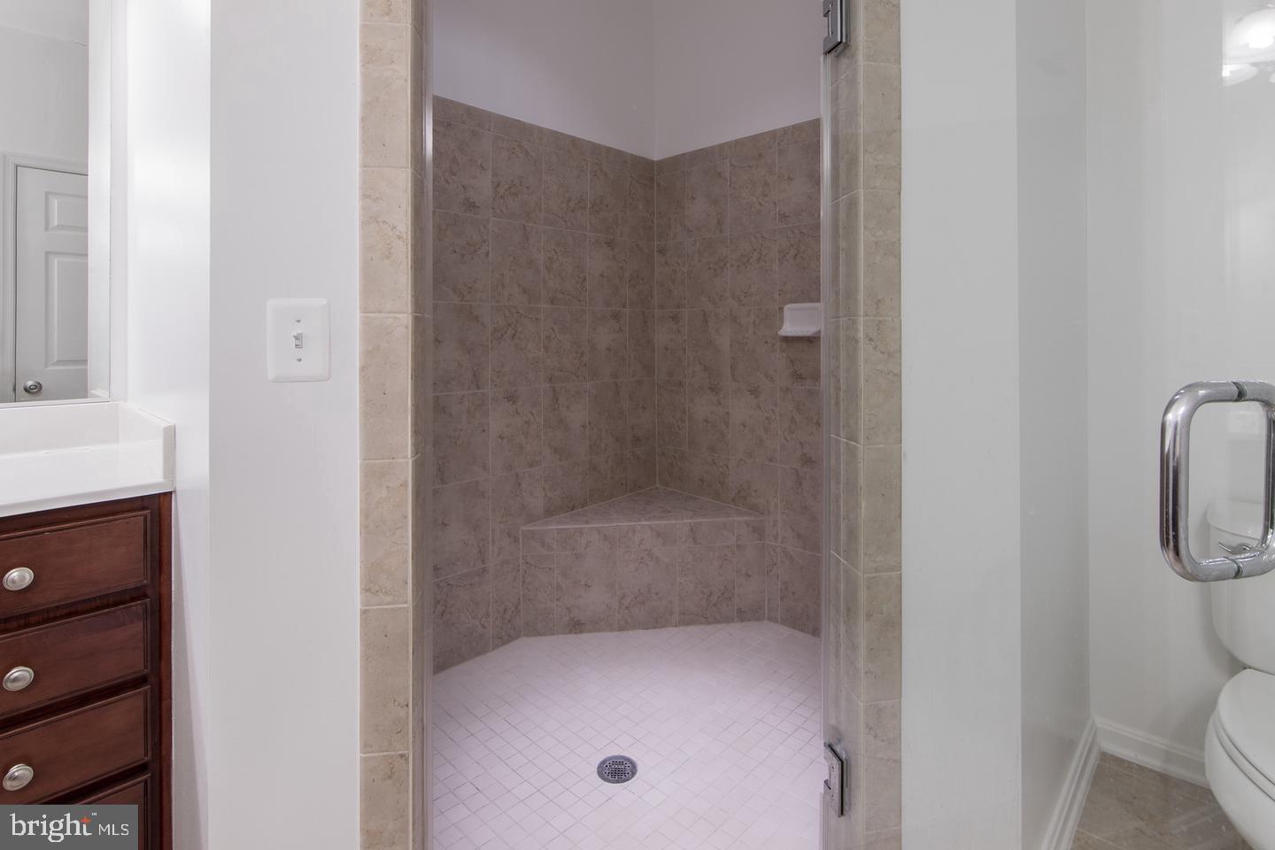 RESIDENCES AT DULLES PRK - Residential Lease