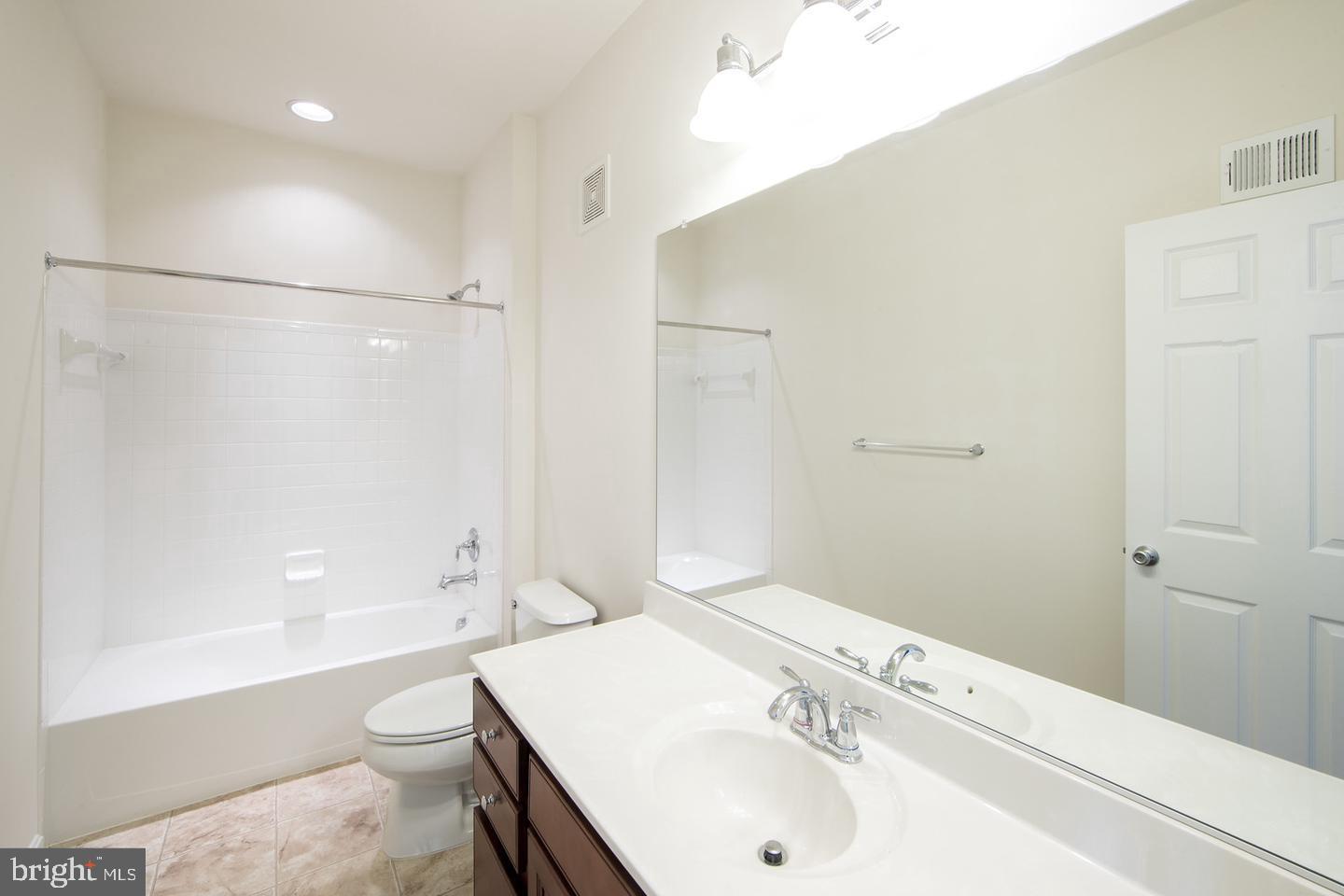 RESIDENCES AT DULLES PRK - Residential Lease