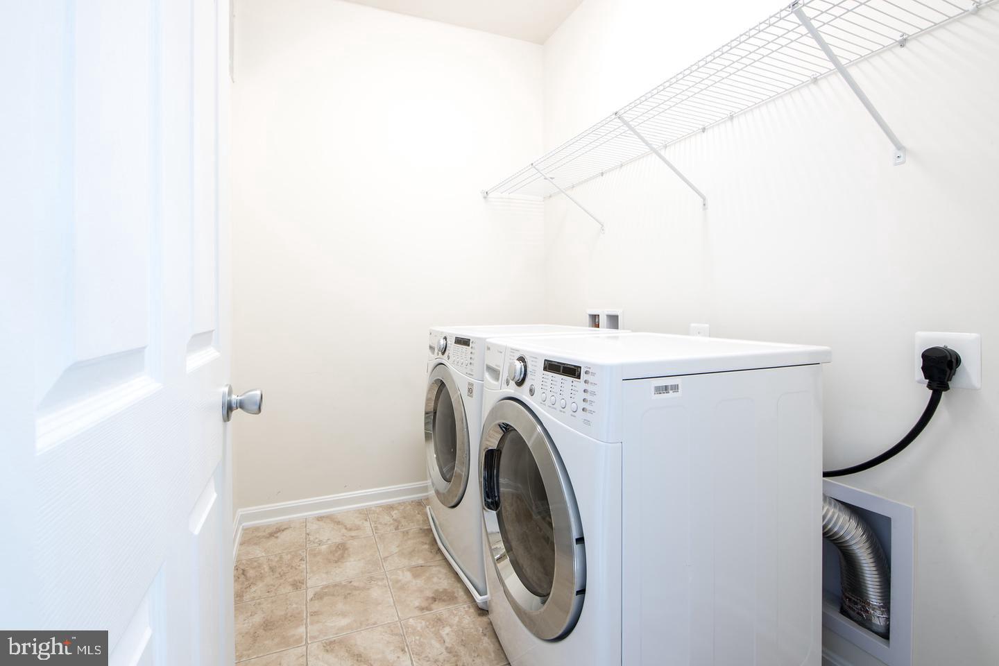 RESIDENCES AT DULLES PRK - Residential Lease