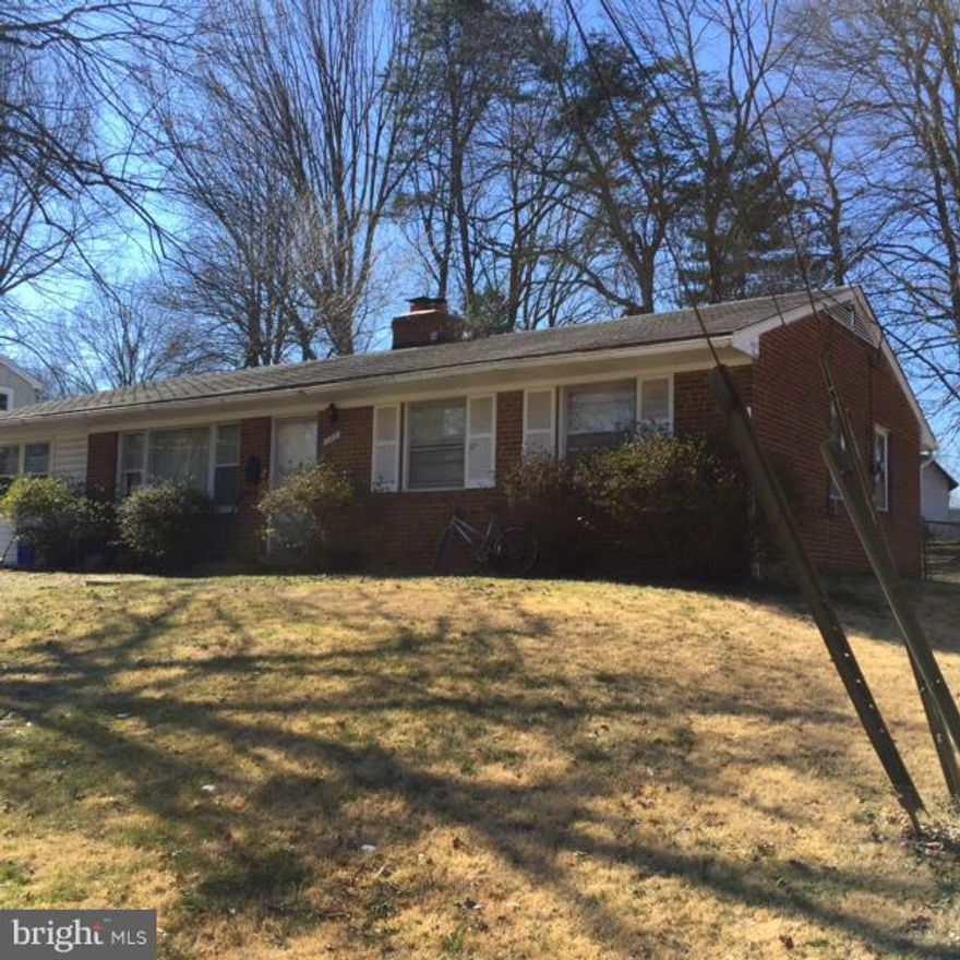 Cozy brick rambler, 3 BEDs with a great rm, office,family room in great Vienna Woods community in Vienna Woods, Easy access to Vienna Metro, Bus and Shopping. Newer upgraded appliances, hardwood fl, large huge fenced private backyard w/nature trees, Thoreau/Madison Pyramid.