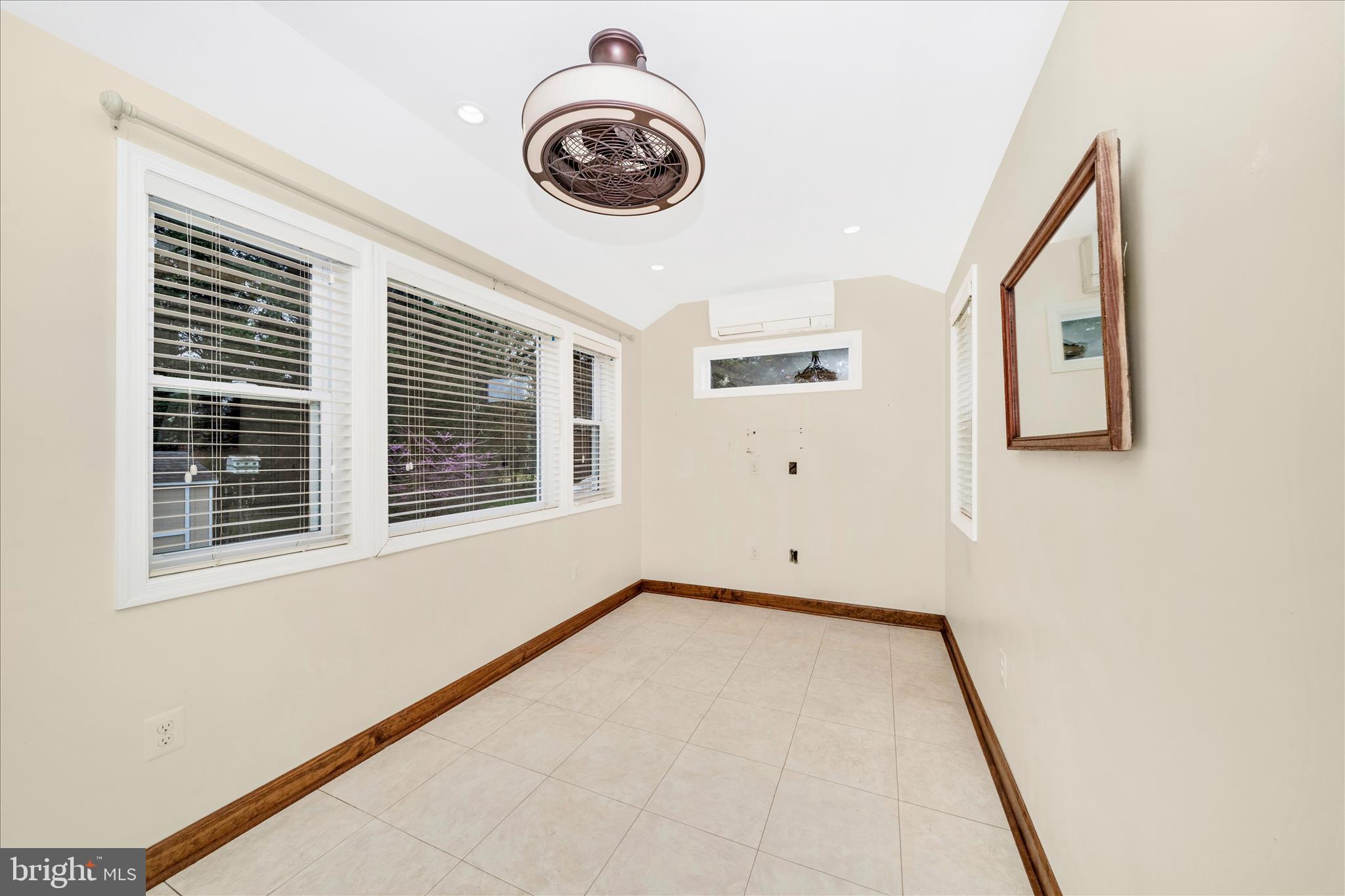 UNIVERSITY HILLS - Residential