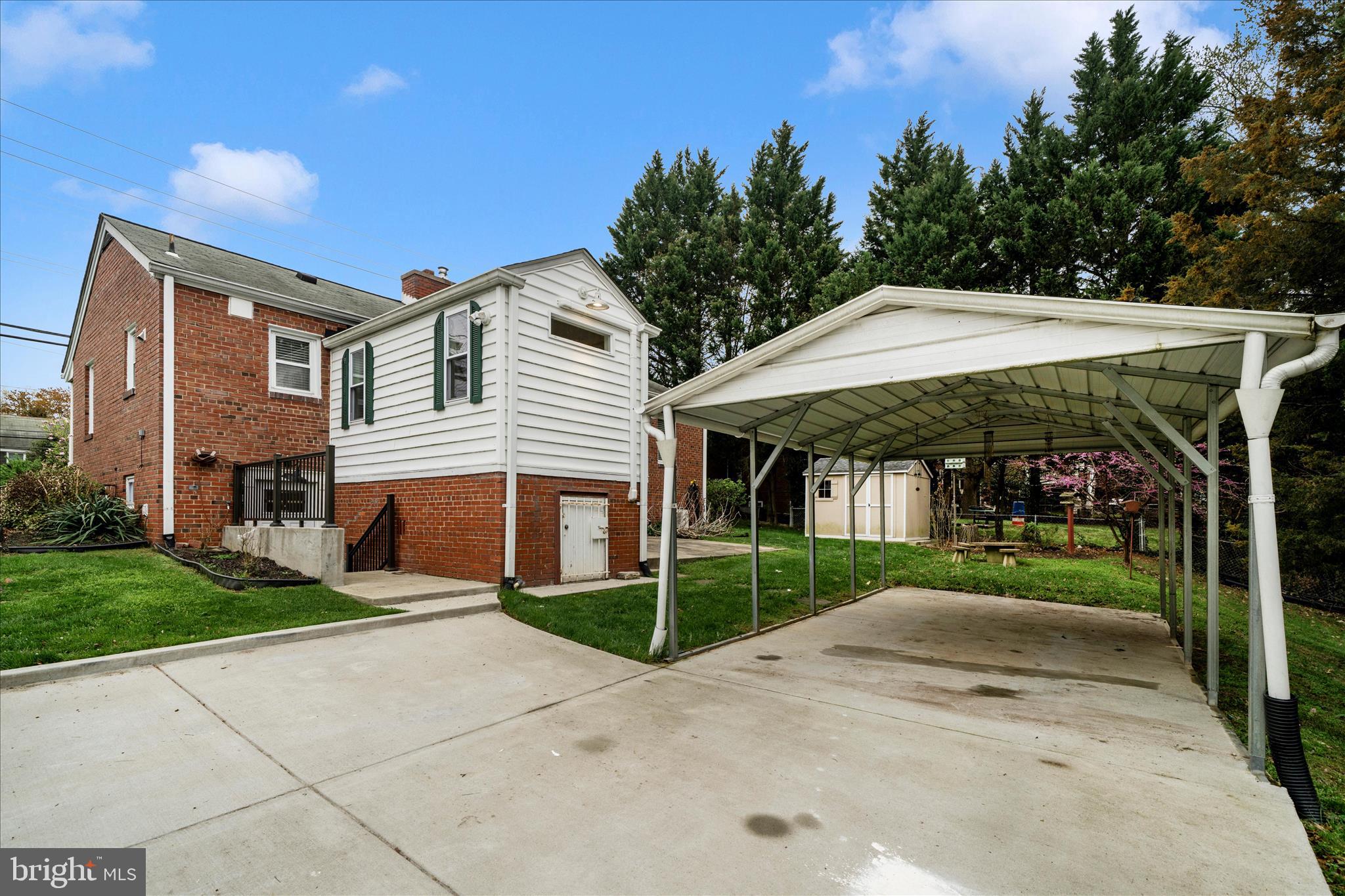 UNIVERSITY HILLS - Residential