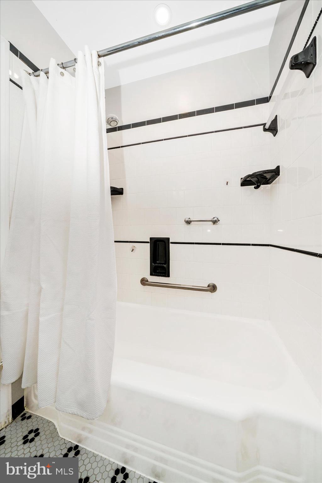 UNIVERSITY HILLS - Residential