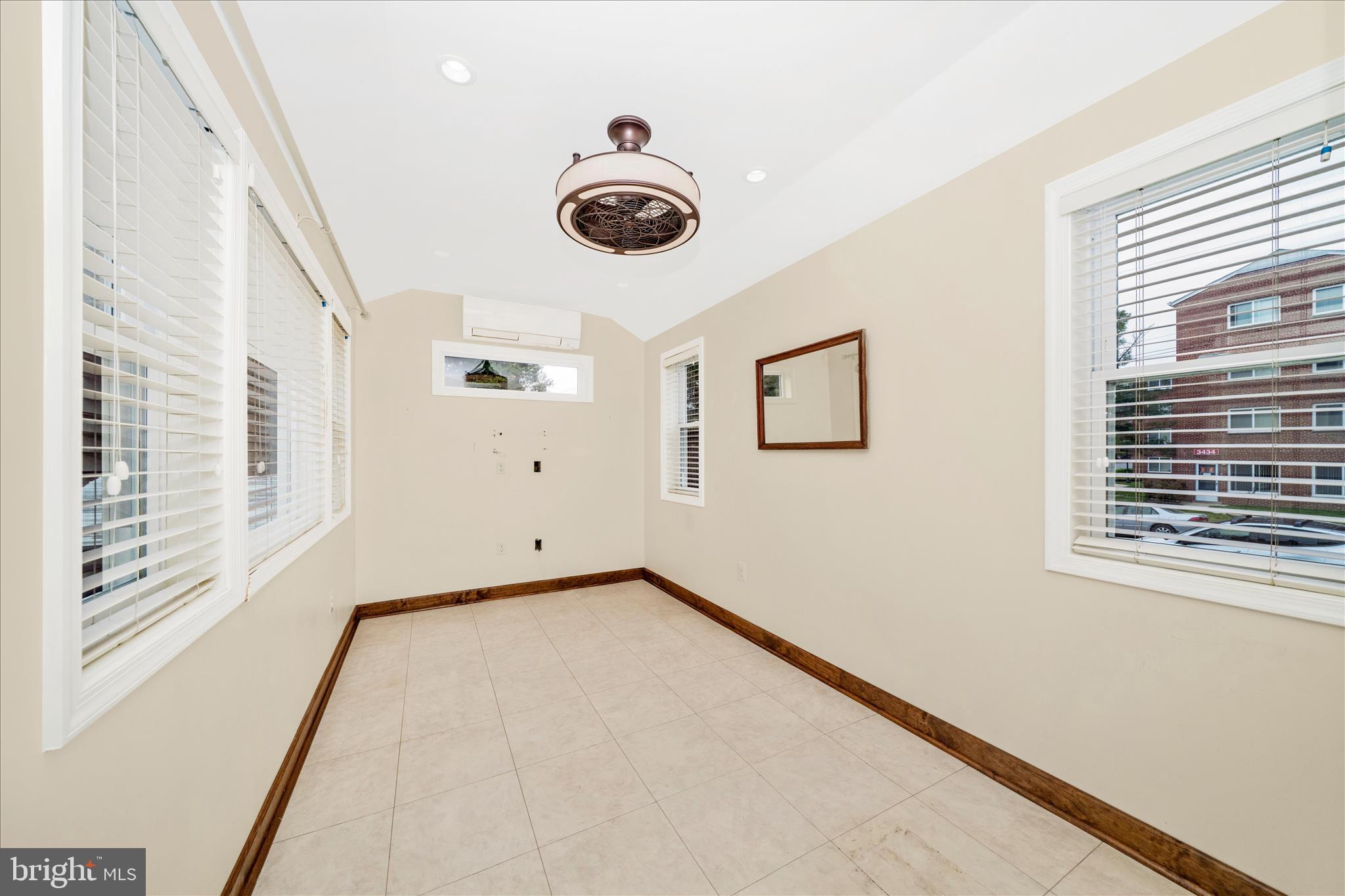 UNIVERSITY HILLS - Residential