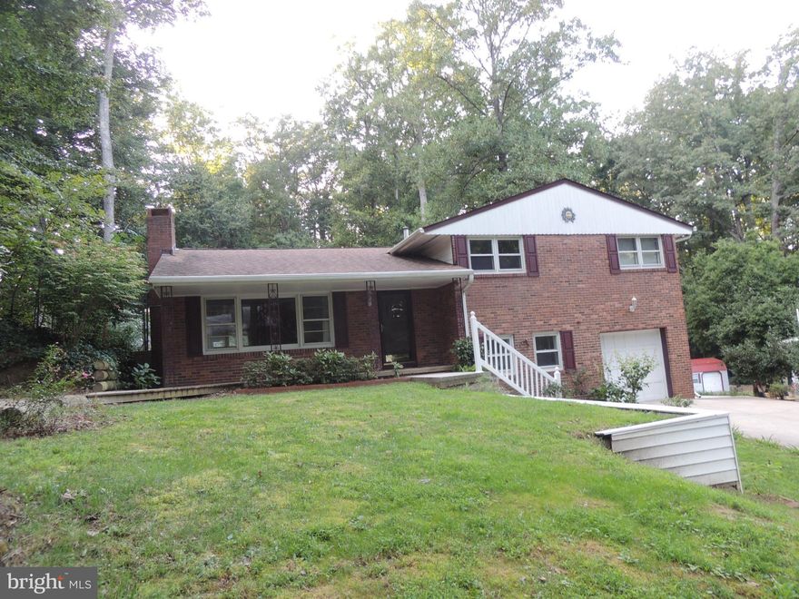 BEAUTIFULLY MAINTAINED TRILEVEL IN GRAHAM PARK.  HARDWOODS WALL2WALL CARPET - NEW FLOORING KITCHEN -  GARAGE IS HEATED AND COOLED. FIREPLACE IS WOODBURNING AND CURRENTLUY HAS AN ELECTRIC INSERT EASILY REMOVED.  LOVELY BACK YARD AND HOME JUST REPAINTED.PRICED FOR QUICK SALE SO DON'T DELAY.