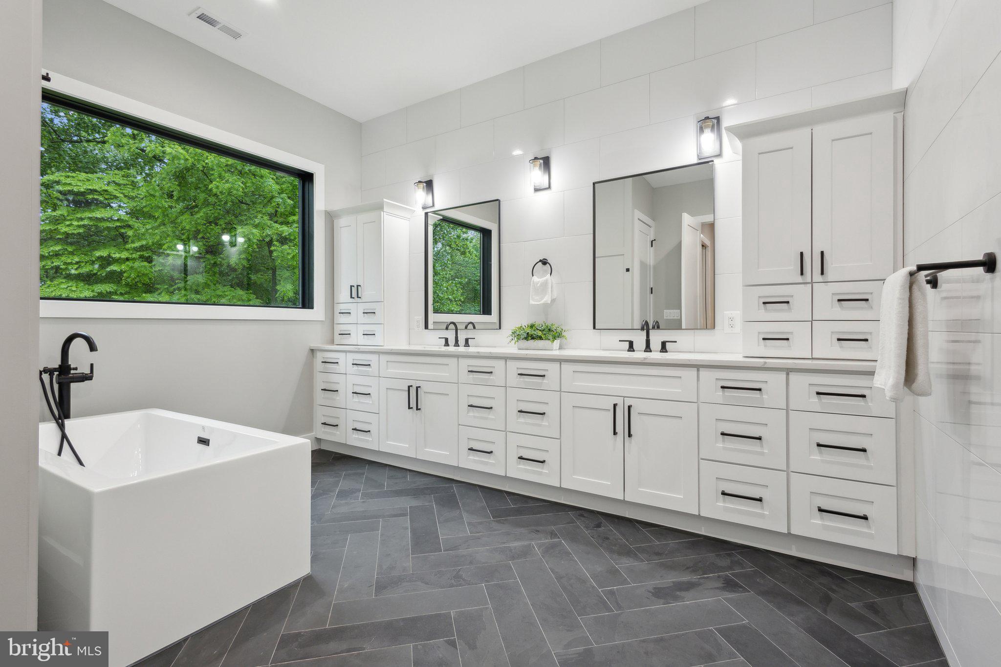 WESTHAMPTON - Residential