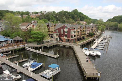 MOORINGS OF OCCOQUAN CON - Residential Lease