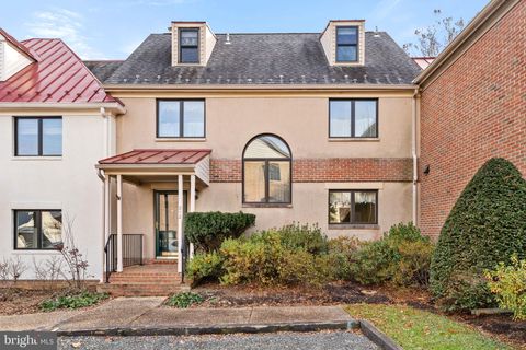 212 E MARSHALL STREET MIDDLEBURG VA 20117