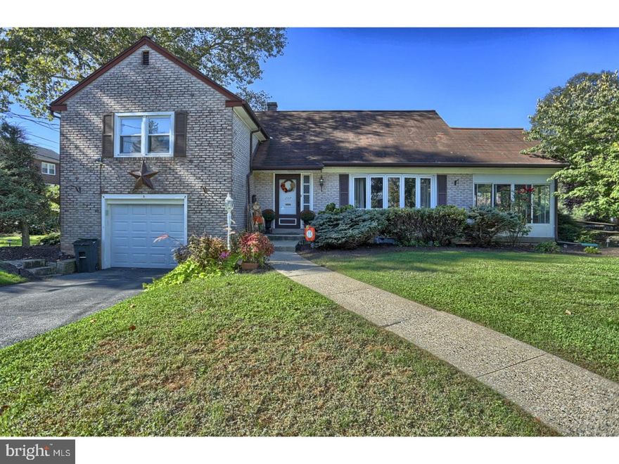 Move right in to this lovely Lincoln Park split level. There are 3 bedrooms and 1 and a half bathrooms. The finished lower level family room is large and spacious and great for entertaining. This home is super clean and very well cared for. The fenced in back yard is great for quiet nights and entertaining. There is a sun room off the living room where you can kick your feet up and relax. Don't miss out on this one!!