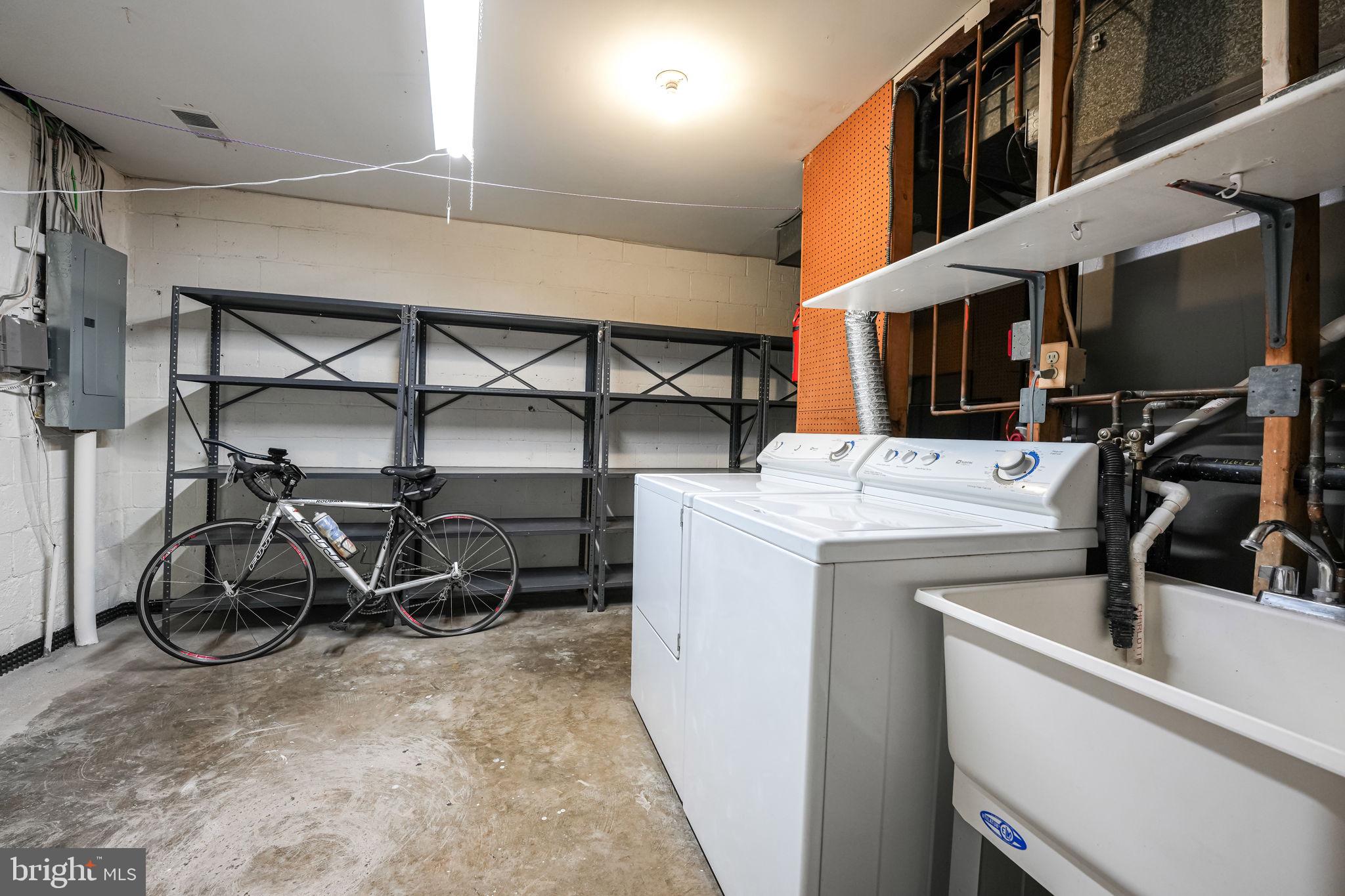 AMERICANA FAIRFAX - Residential Lease