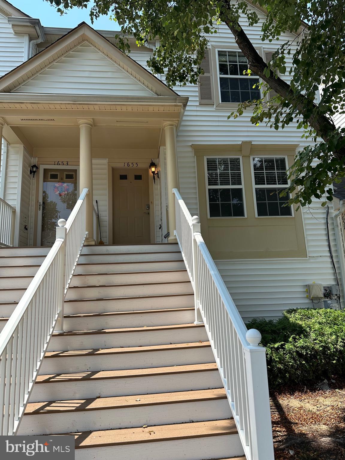 2 Large master bedrooms with 2 full bathrooms. All new 2024.........Flooring, bathrooms, kitchen cabinets, appliances, paint, quartz countertops, and more. Community pool.....RENTSPREE for application
Vacant