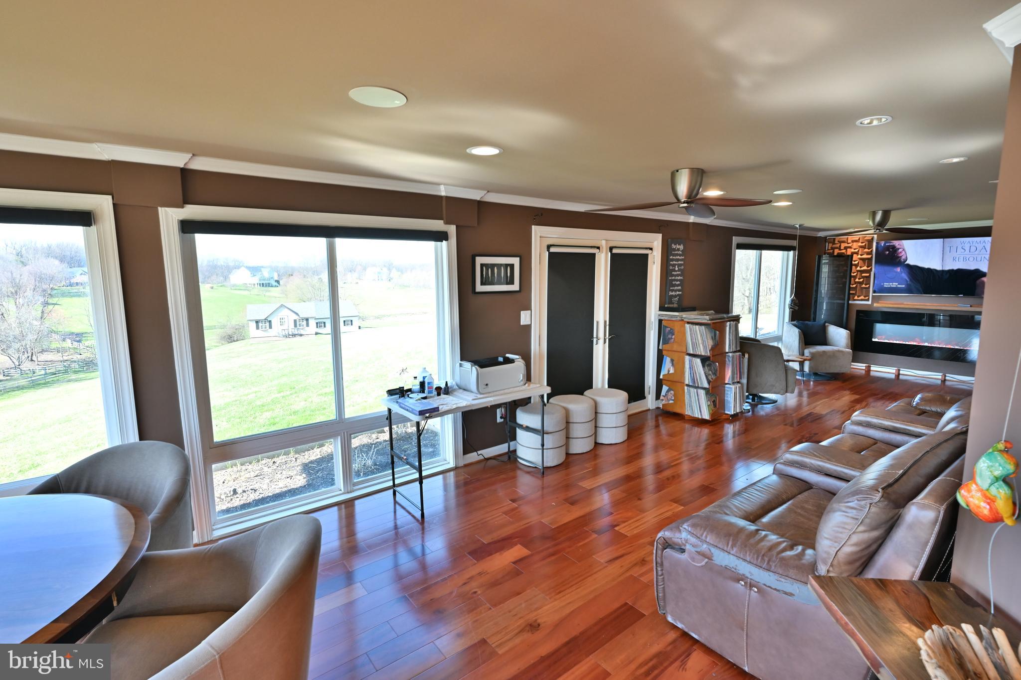 EDWARDS MANOR - Residential