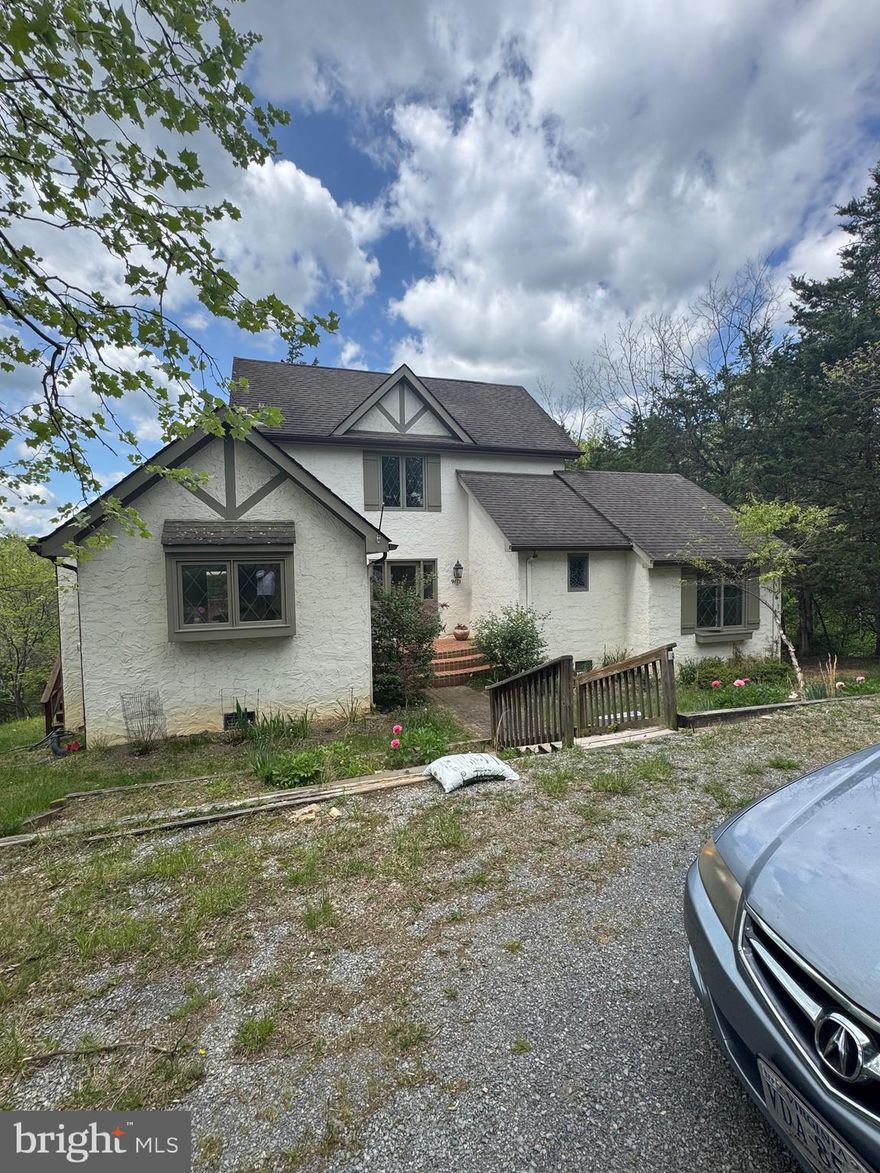 BELLA RIVER COTTAGE WITH SCENIC MOUNTAIN VIEWS AND FRONTAGE ON THE SHENANDOAH RIVER is private, peaceful & beautiful. You will feel like you are living in a resort with subdivision boat access down the street, paved road, 3 and half level all hardwood floor, new kitchen and bathroom, the main bedroom on the main level, and unfinished basement for extra storage.