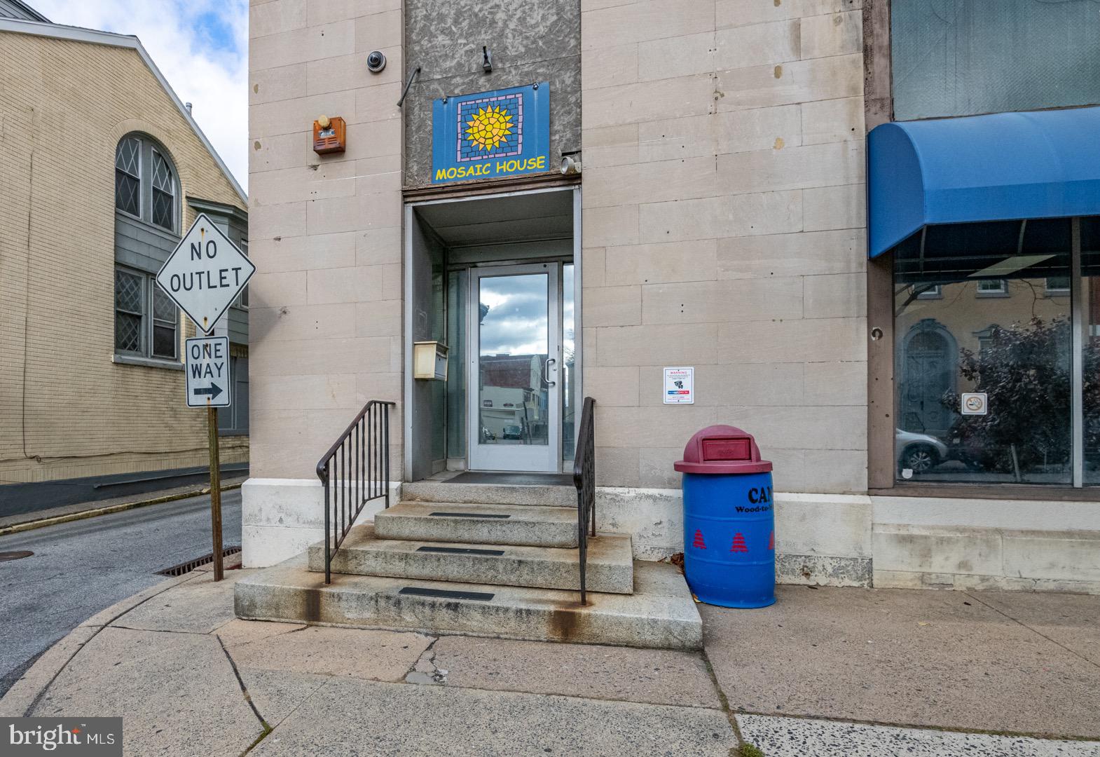 Main image without alt text