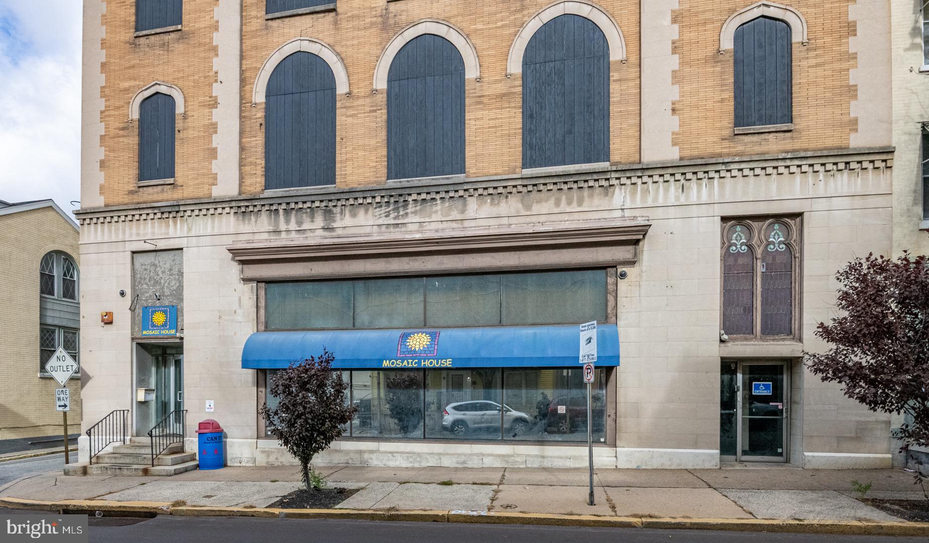 Main image without alt text