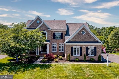 Photo of 24168 Spring Meadow Circle, ALDIE, VA 20105 (MLS # VALO2127530)