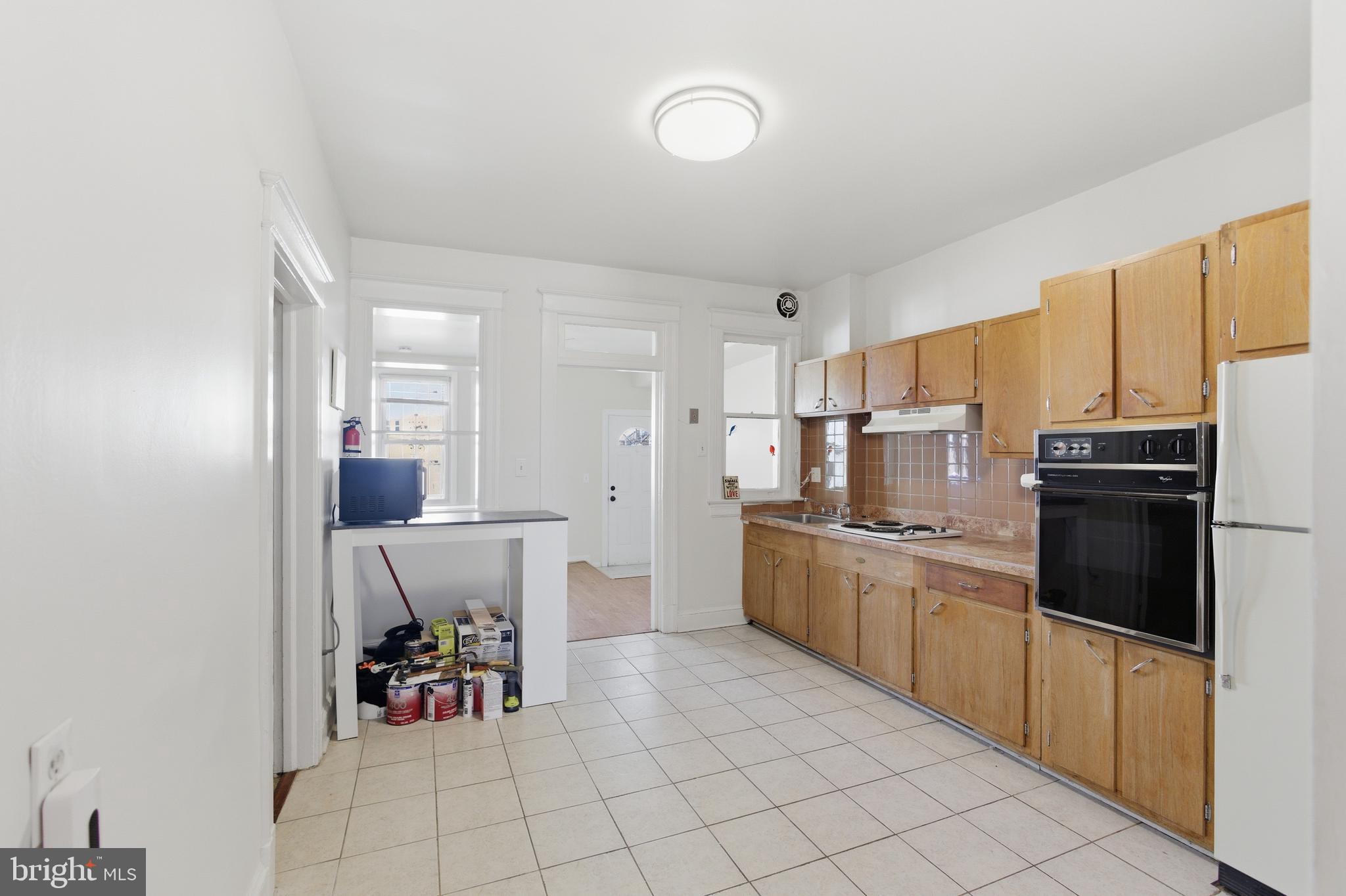 6 BARNEY CIRCLE SE 1