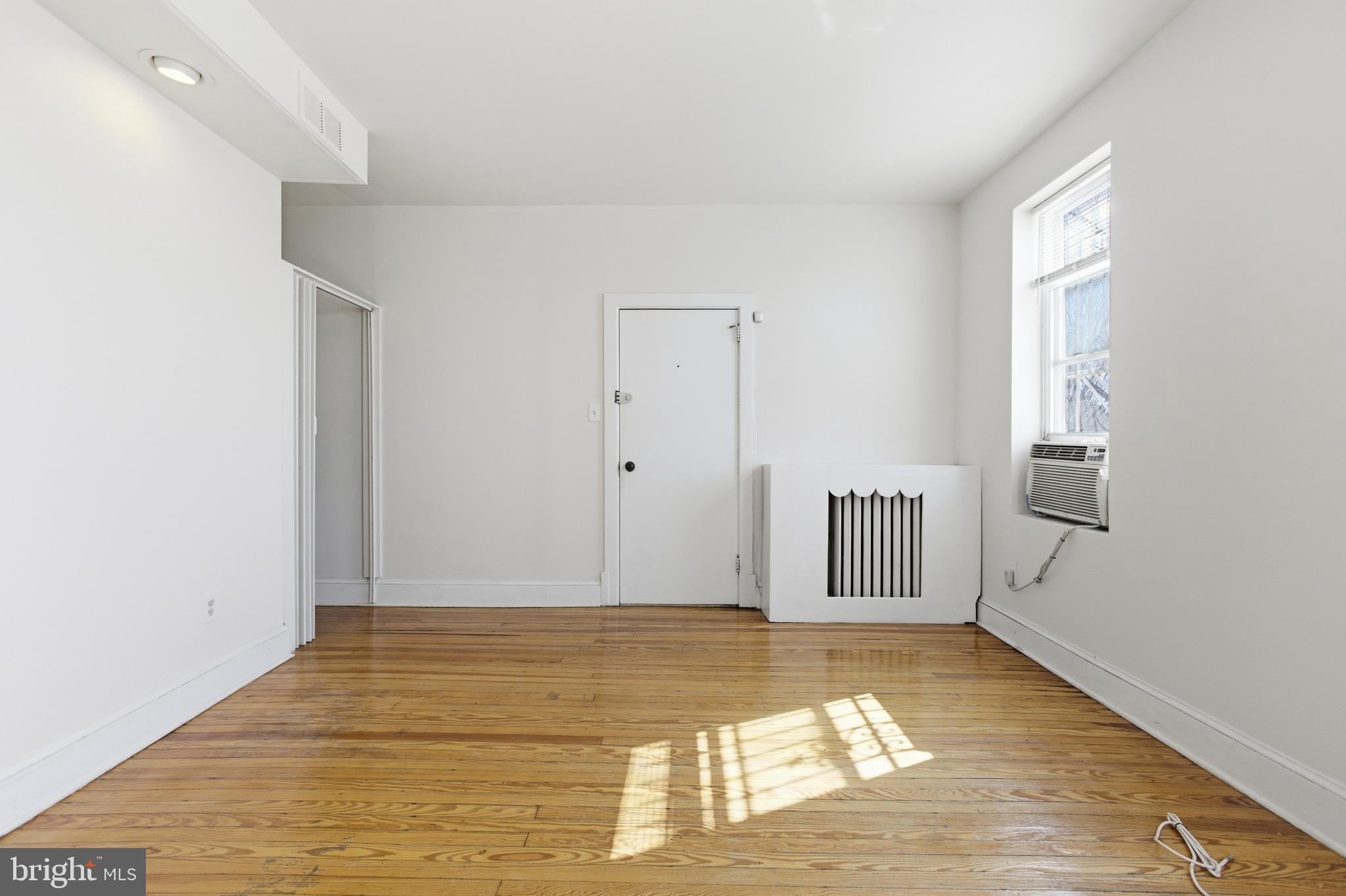 6 BARNEY CIRCLE SE 1