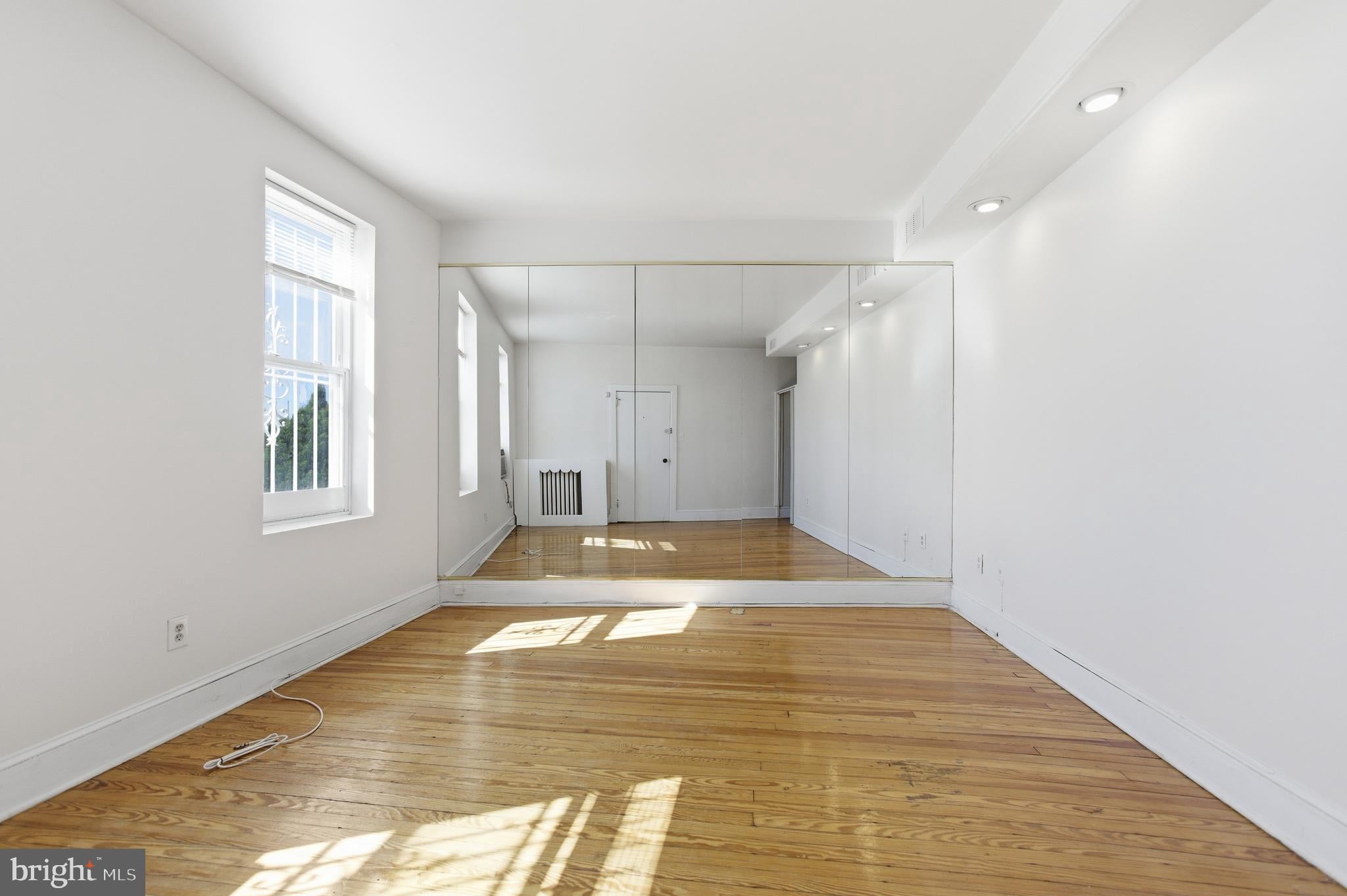 6 BARNEY CIRCLE SE 1